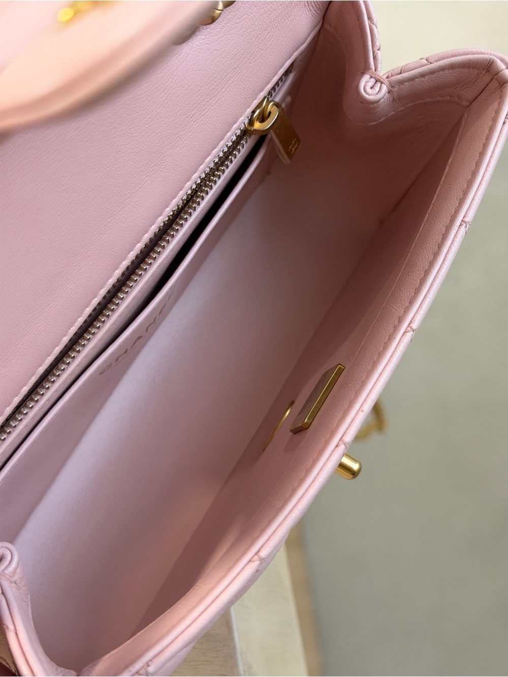 CHANEL Pearl Crush Classic Flap Small Light Pink Lambskin Vintage Gold Hardware - Picture 10 of 11
